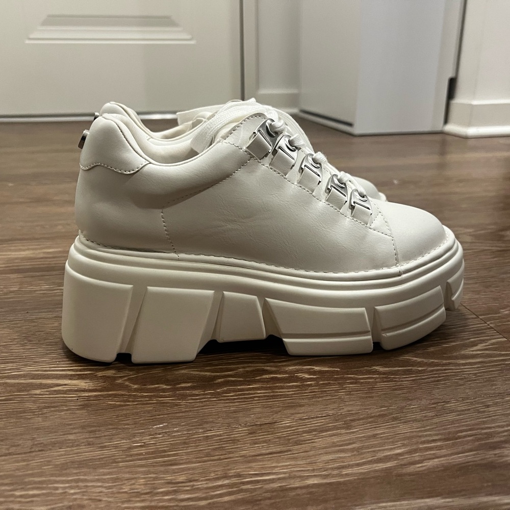 Steve Madden Turbo White